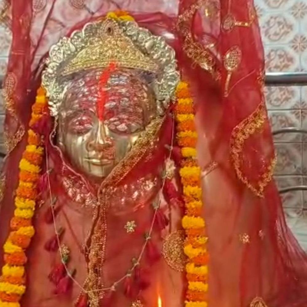 गाजीपुर के अनोखे शायर माता मंदिर में उमड़ी भीड़:दो रेल पटरियों के बीच विराजती हैं माता, दरबार में भक्तों ने टेका माथा