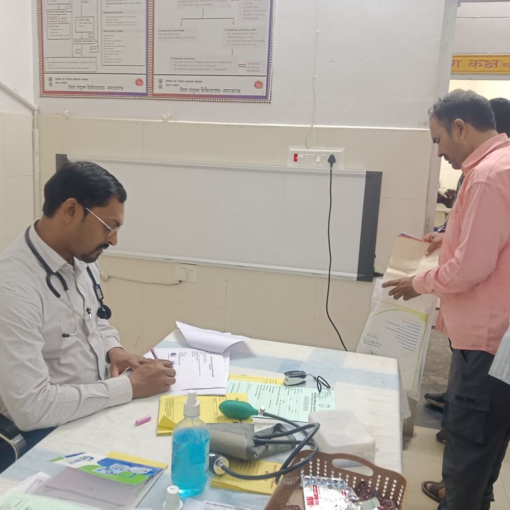 महराजगंज अस्पताल में मौसमी मरीज घटे, इमरजेंसी में बढ़े:ओपीडी में भी गिरावट, डॉक्टर ने बदलते मौसम में सावधानी बरतने को कहा