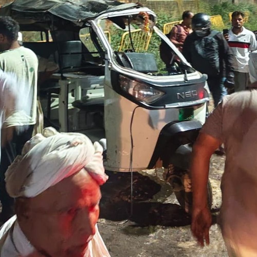 बागपत में ऑटो पलटने से 3 घायल:एक की हालत गंभीर, पुलिस ने घायलों को अस्पताल पहुंचाया