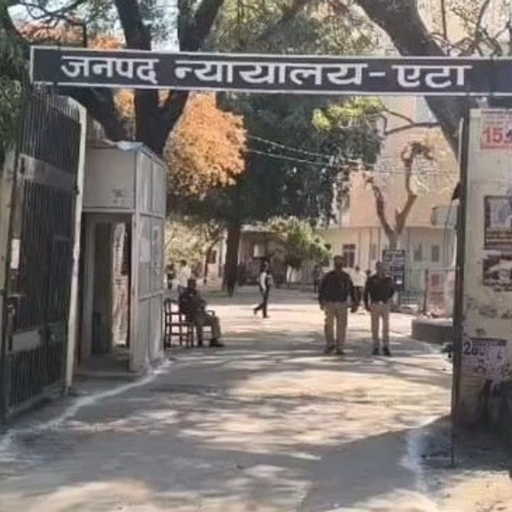 एटा में पिता-पुत्र से मारपीट, फायरिंग और लूट का आरोप:कोर्ट के आदेश पर 12 पर FIR, पुलिस ने शुरू की जांच