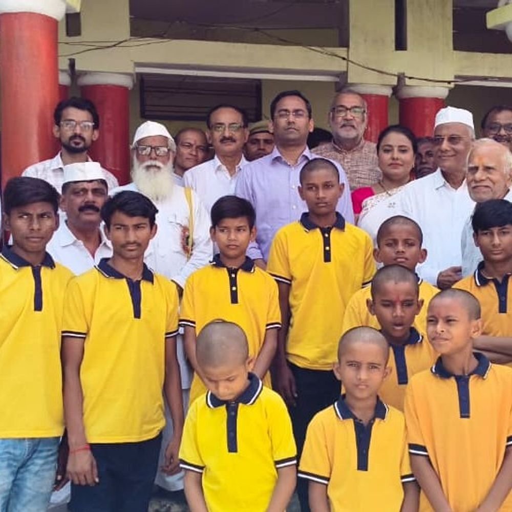 महोबा में गांधी-शास्त्री जयंती धूमधाम से मनाई गई:डीएम प्रभास कुमार ने अनाथालय में बच्चों को बांटे फल