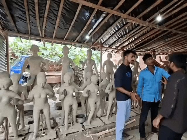 लाखों रुपए एडवांस लेकर फरार मूर्तिकार पर मुकदमा दर्ज:दुर्गा पूजा से पहले 110 समितियों पर संकट: बनाई अधूरी मूर्तियां, 26-27 सितंबर की रात गायब हुआ मूर्तिकार