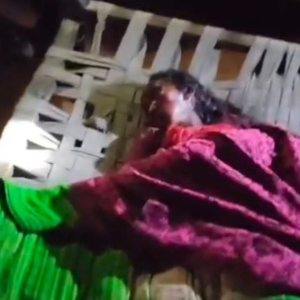 झगड़े के बाद पति ने हंसिया से पत्नी को काटा:ललितपुर में आरोपी पति फरार, दो बच्चों के सिर से उठा मां का साया