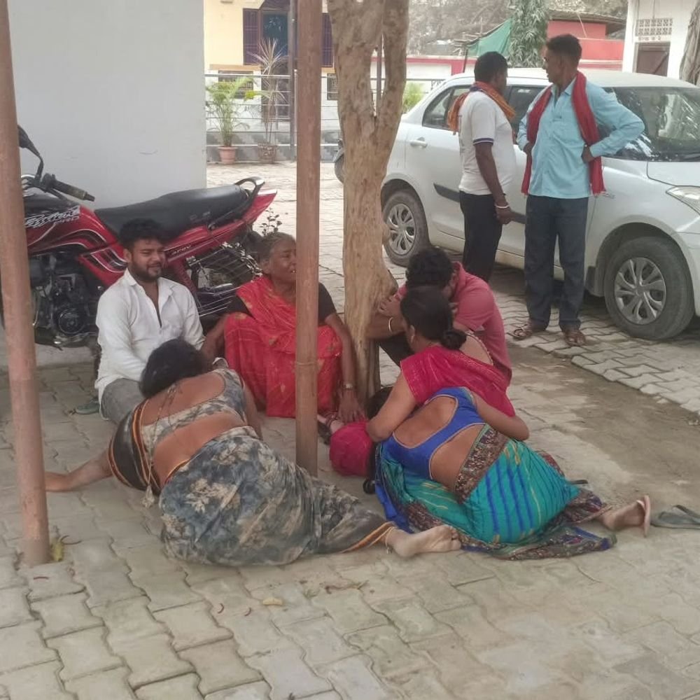 मिर्जापुर में सड़क हादसे में मां-बेटा और पोते की मौत:अज्ञात वाहन ने कुचला; पीडब्ल्यूडी की लापरवाही से सड़क पर गिरे थे तीनों