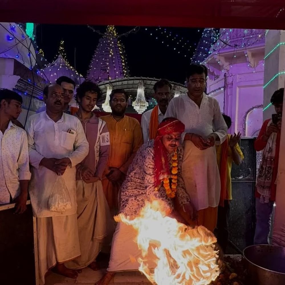 लखनऊ के बड़ी काली-मंदिर में संध्या आरती में उमड़ी भीड़:शारदीय नवरात्रि के तीसरे दिन मां चंद्रघंटा की पूजा, सुख-समृद्धि की कामना