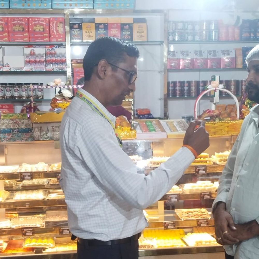 प्रयागराज में बीकानेर की 15 दुकानों पर FSDA का छापा:15 मिठाइयों के नमूने लिए, कई जगह गंदगी और स्वास्थ्य प्रमाणपत्र नहीं मिले
