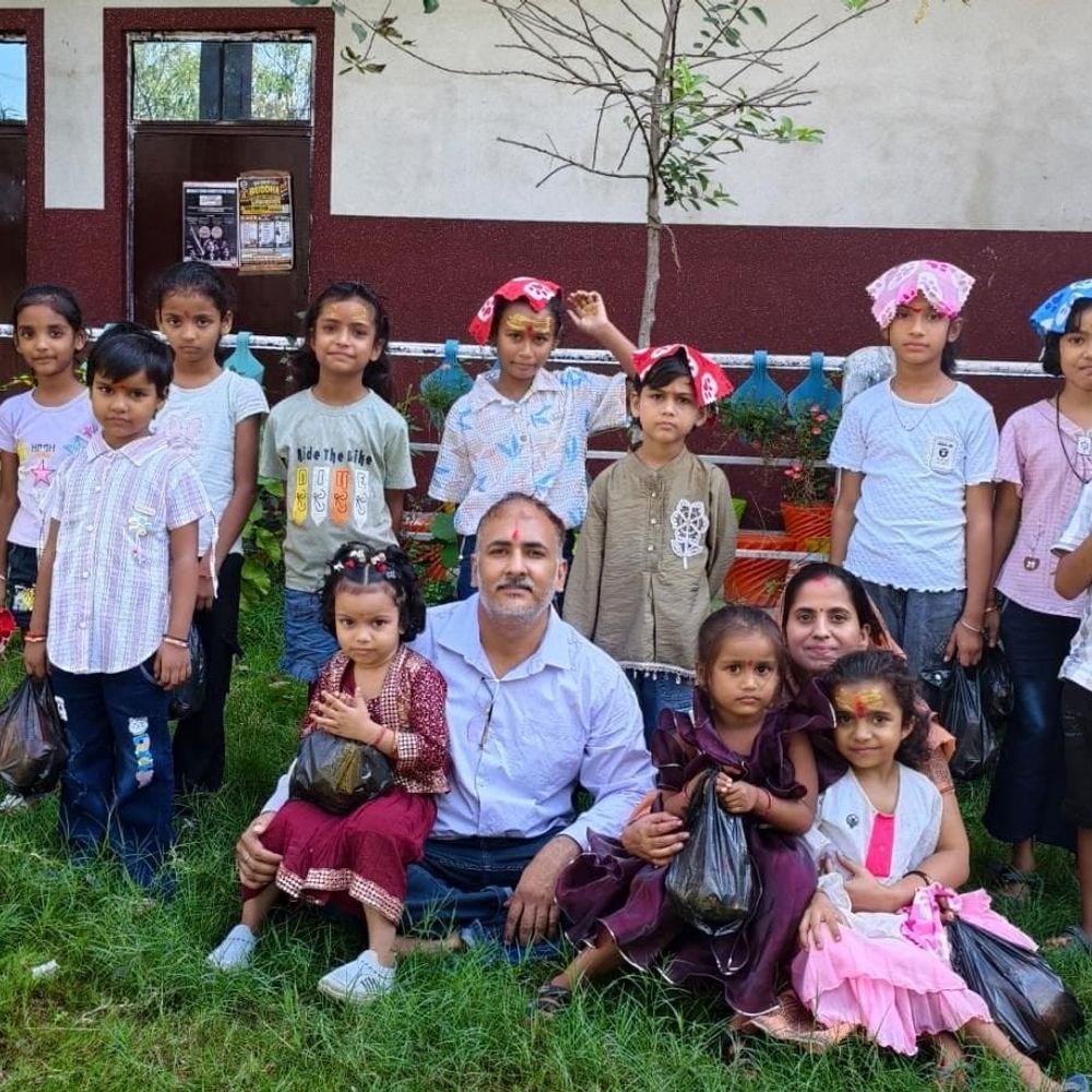 गोरखपुर के स्कूल में कन्या पूजन आयोजित:तिलक लगाकर किए गए पुष्प अर्पित, विश्व शांति सुख समृद्धि की कामना