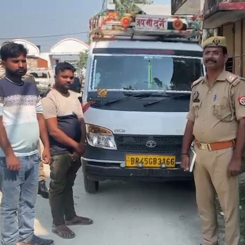 चंदौली में गौवंश तस्करी करते दो गिरफ्तार:रिंग रोड पर जांच के दौरान वाहन से 4 गौवंश बरामद, पश्चिम बंगाल ले जा रहे थे