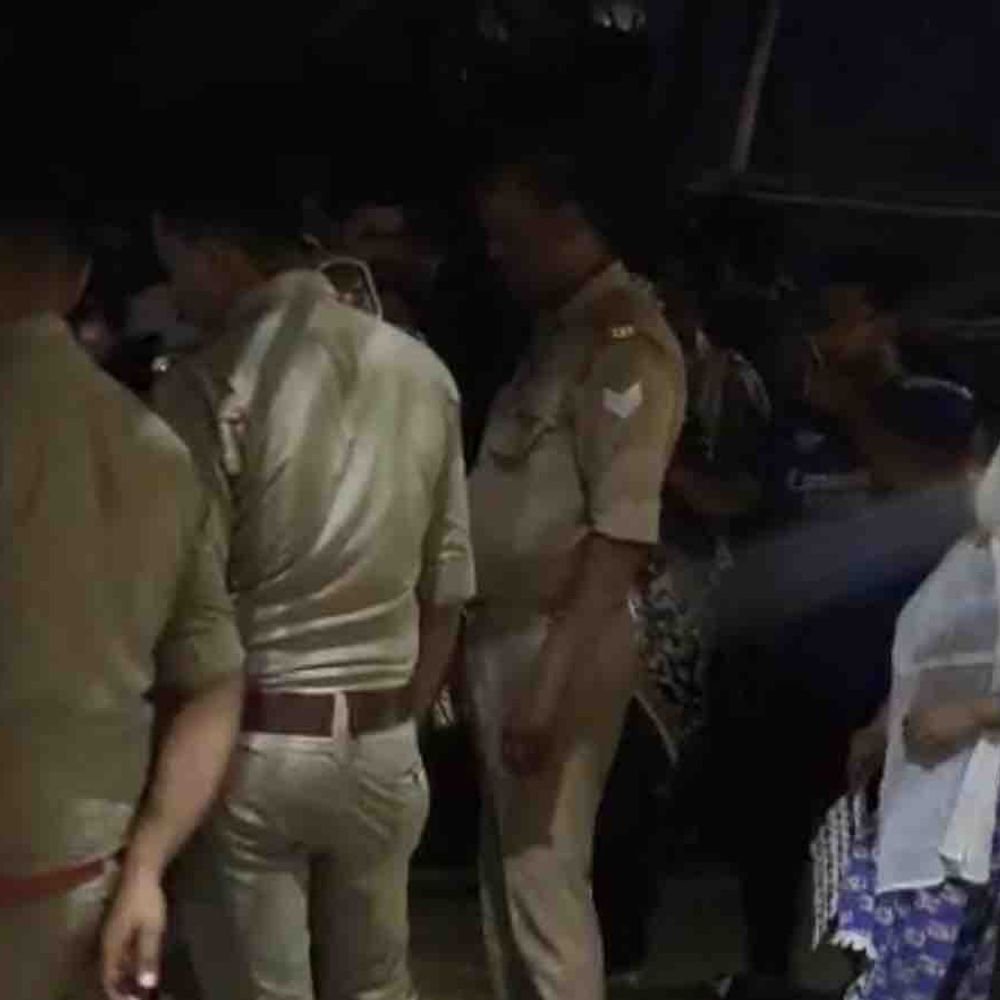 गाजियाबाद नवयुग मार्केट कब्रिस्तान में नाप-जोख पर हंगामा:महिलाओं ने खोखे लगाने का जताया विरोध, पुलिस ने पहुंचकर मामला शांत कराया