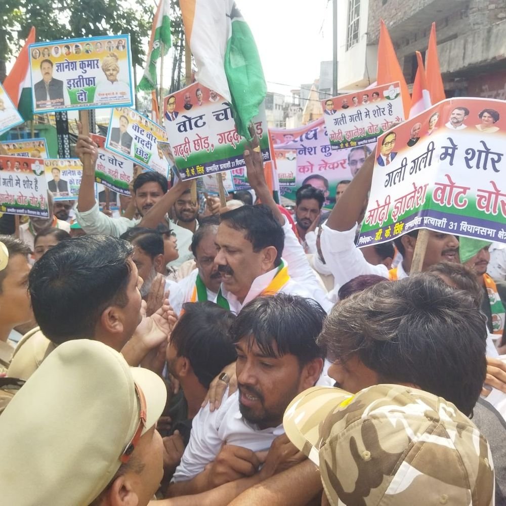 ज्ञानेश कुमार के इस्तीफे की मांग पर कांग्रेसियों का प्रदर्शन:संभल में पुलिस ने रोका, 3 थानों की फोर्स और आरआरएफ तैनात