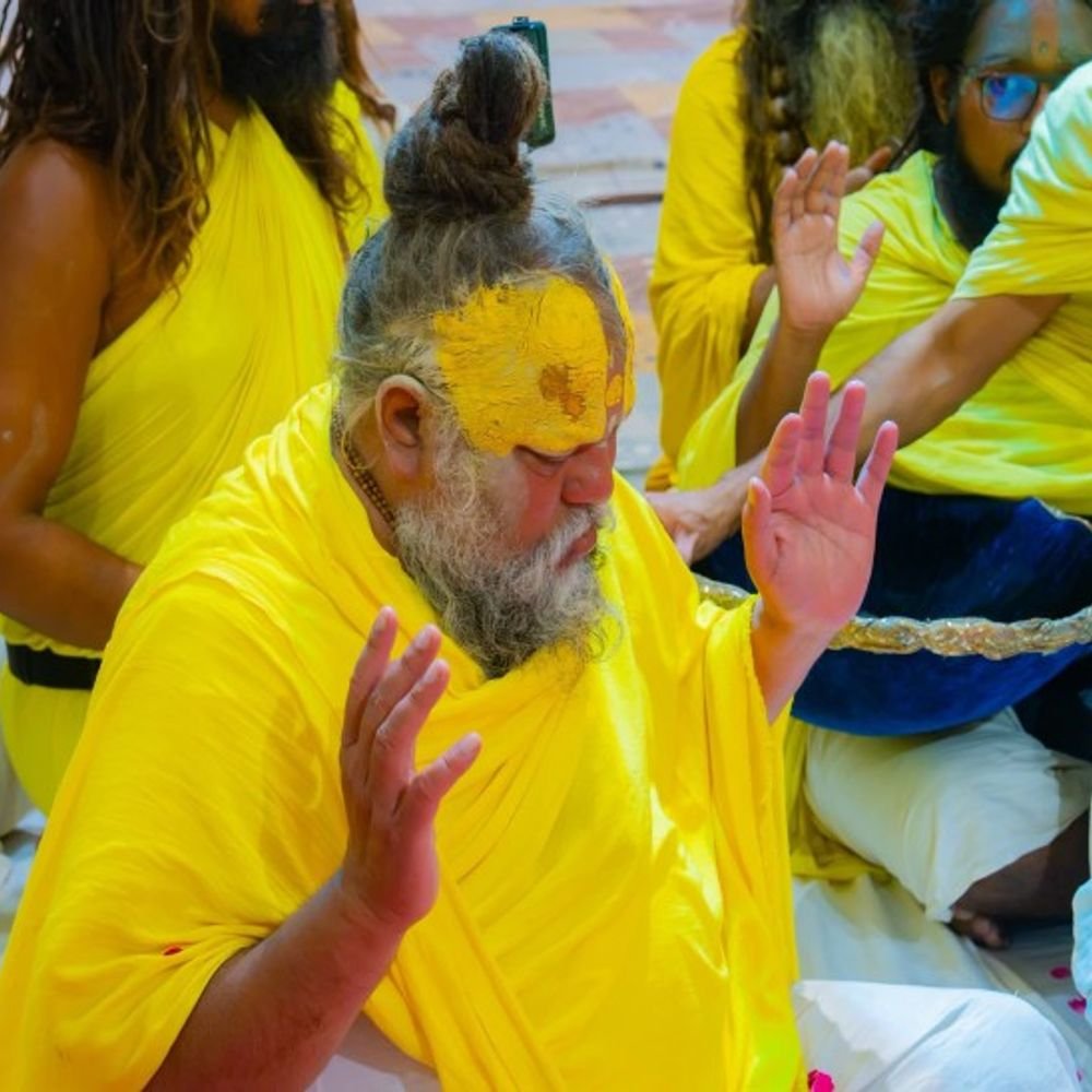 संत प्रेमानंद महाराज ने किया सत्संग:इशारों इशारों में दिया जवाब,कहा भगवान की भक्ति का मार्ग विचित्र मार्ग,प्रतिकूलता,अपमान और निंदा वह पुष्प हैं जो भगवान की सुगंध देते हैं