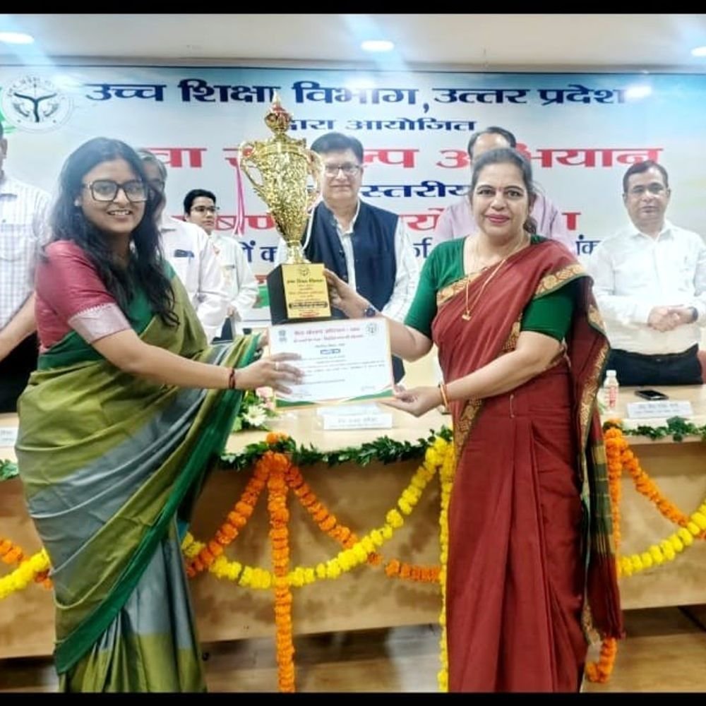 बरेली की लवी सिंह राज्य स्तरीय भाषण प्रतियोगिता में फर्स्ट:लखनऊ में हुई प्रतियोगिता में 40 यूनिवर्सिटी के 120 से ज्यादा छात्रों ने लिया हिस्सा