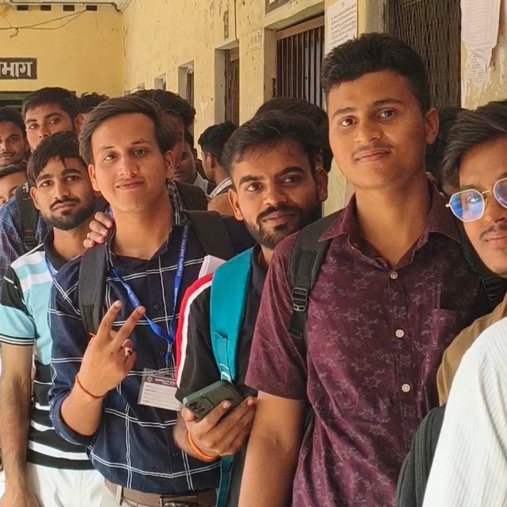 छात्रवृत्ति फॉर्म जमा करने को लगी लंबी लाइनें:बरेली कॉलेज में सुबह 6 से रात 10 बजे तक काम, भूखे-प्यासे इंतजार कर रहे छात्र