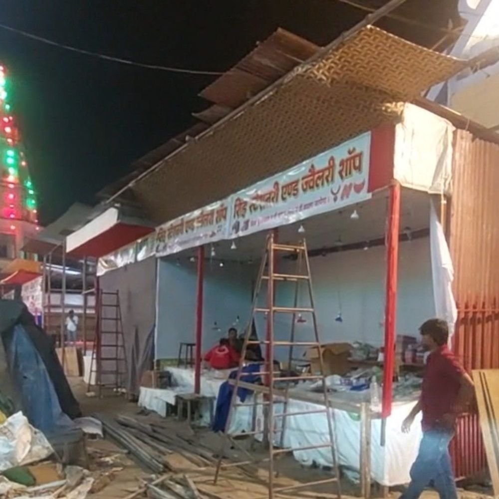 बदायूं रामलीला मेले में बढ़ने लगी रौनक:बड़े झूले तैयार, रंग-बिरंगी रोशनी से जगमगाया गांधी ग्राउंड