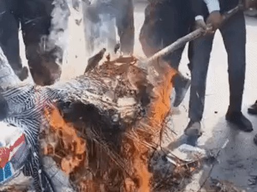 प्रयागराज में अधिवक्ताओं ने फूंका ज्ञानेश कुमार का पुतला:मुख्य चुनाव आयुक्त के इस्तीफे की मांग, केंद्र सरकार और चुनाव आयोग के खिलाफ की नारेबाजी