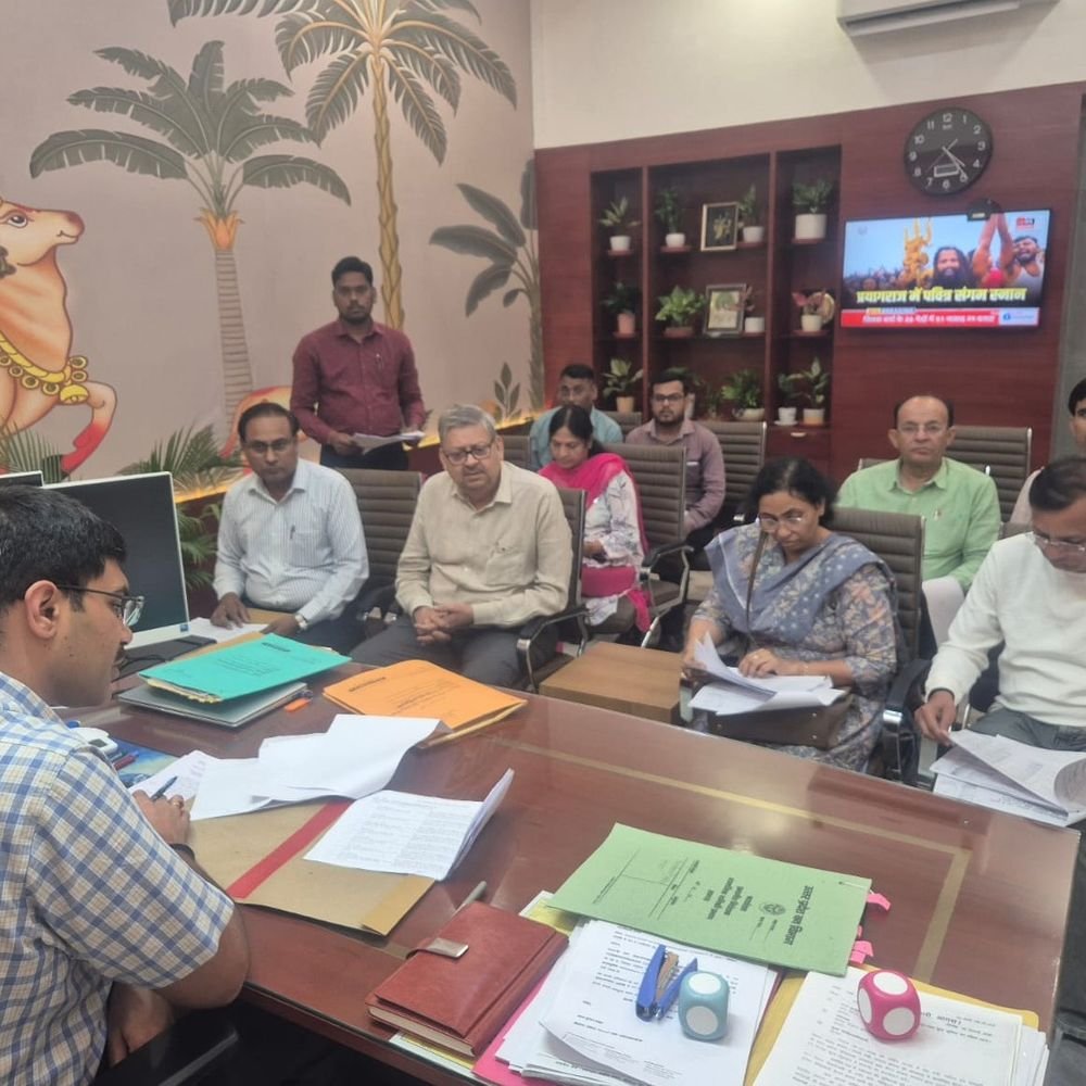 आगरा में 49 केंद्रों पर होगी PET परीक्षा:हर पाली में 22,776 अभ्यर्थी होंगे शामिल; डीएम ने किया बैठक