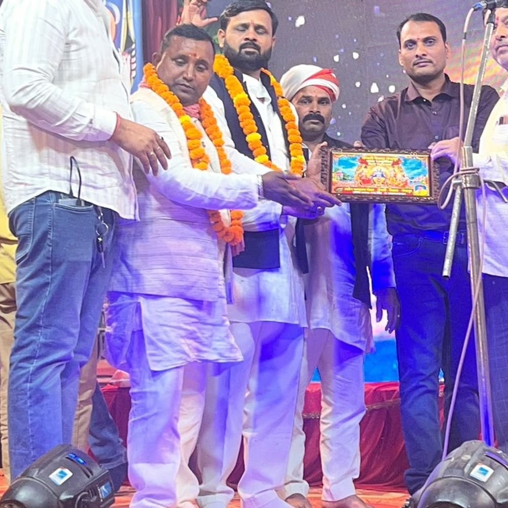 मंगारी रामलीला में व्यापारी जनता पार्टी का स्वागत:शिवकुमार गुप्ता को मोमेंटो और अंगवस्त्र देकर किया सम्मानित