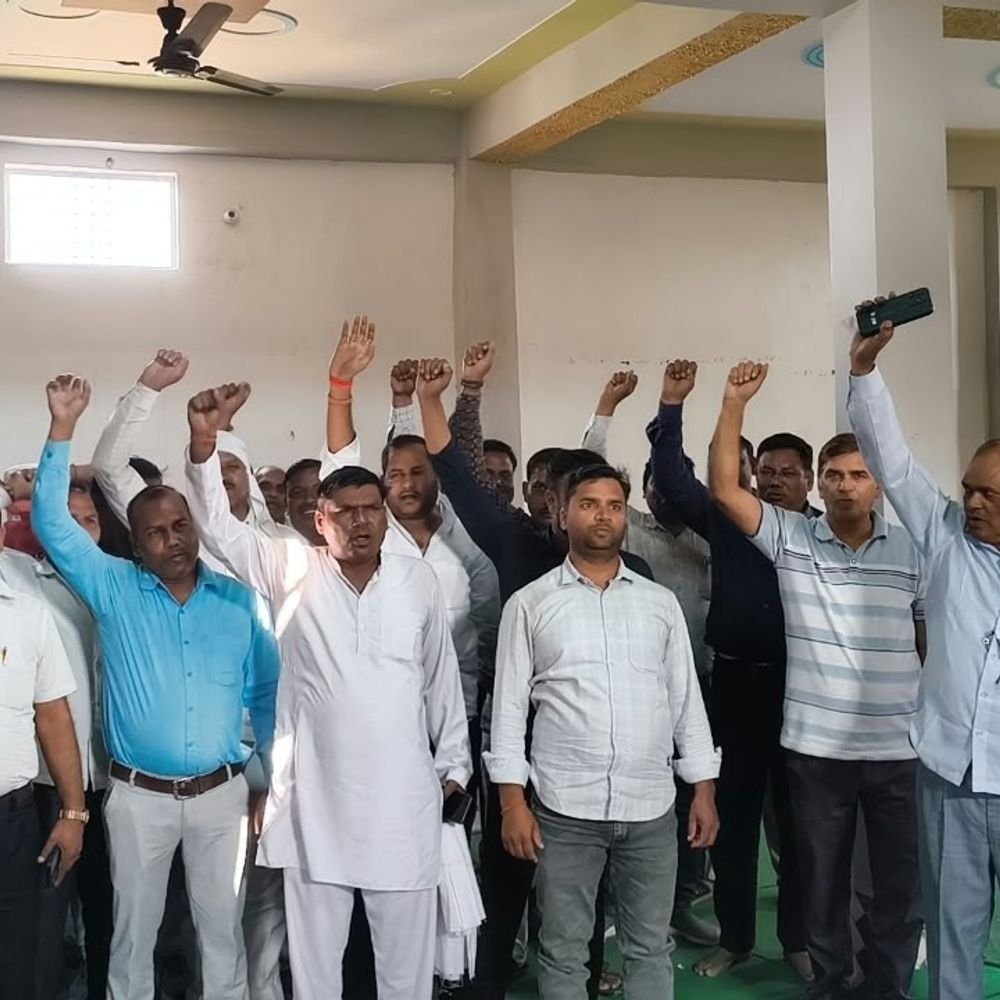 औरैया में सहकारी समितियों के सचिवों की अनिश्चितकालीन हड़ताल:डीएपी के लिए भटक रहे किसान, 79 समितियों के कर्मचारी आंदोलन में शामिल