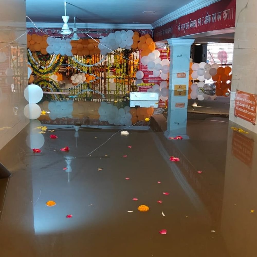 लखनऊ में लेटे हुए हनुमान जी का गर्भ ग्रह जलमग्न:15 वें दिन भी दर्शन बंद , 1 फीट घटा पानी , पुजारी बोले - मां गोमती का दिख रहा है रौद्र रूप