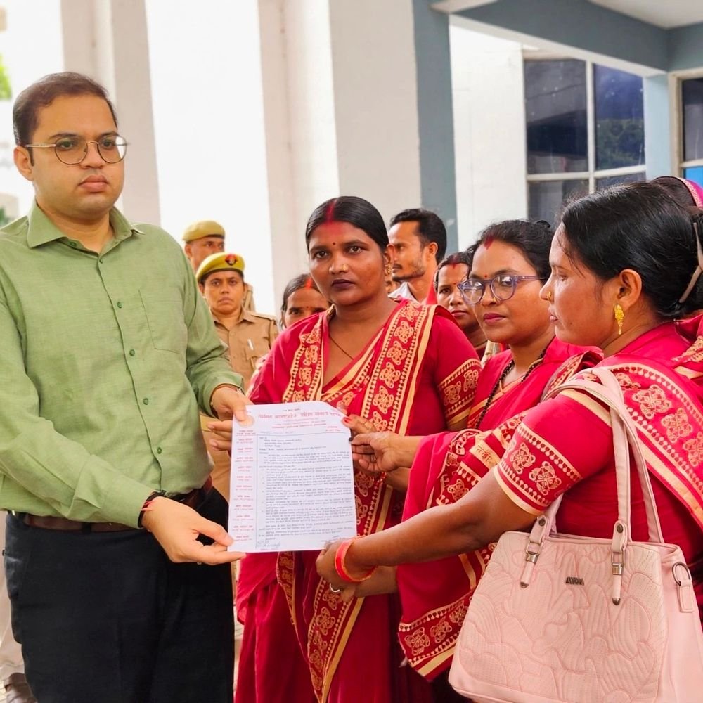 मऊ में बीसी सखियों ने सौंपा ज्ञापन:बैठने की सुविधा संग नियमित बैंकिंग मांग, 6 माह का बकाया मानदेय देने पर जोर
