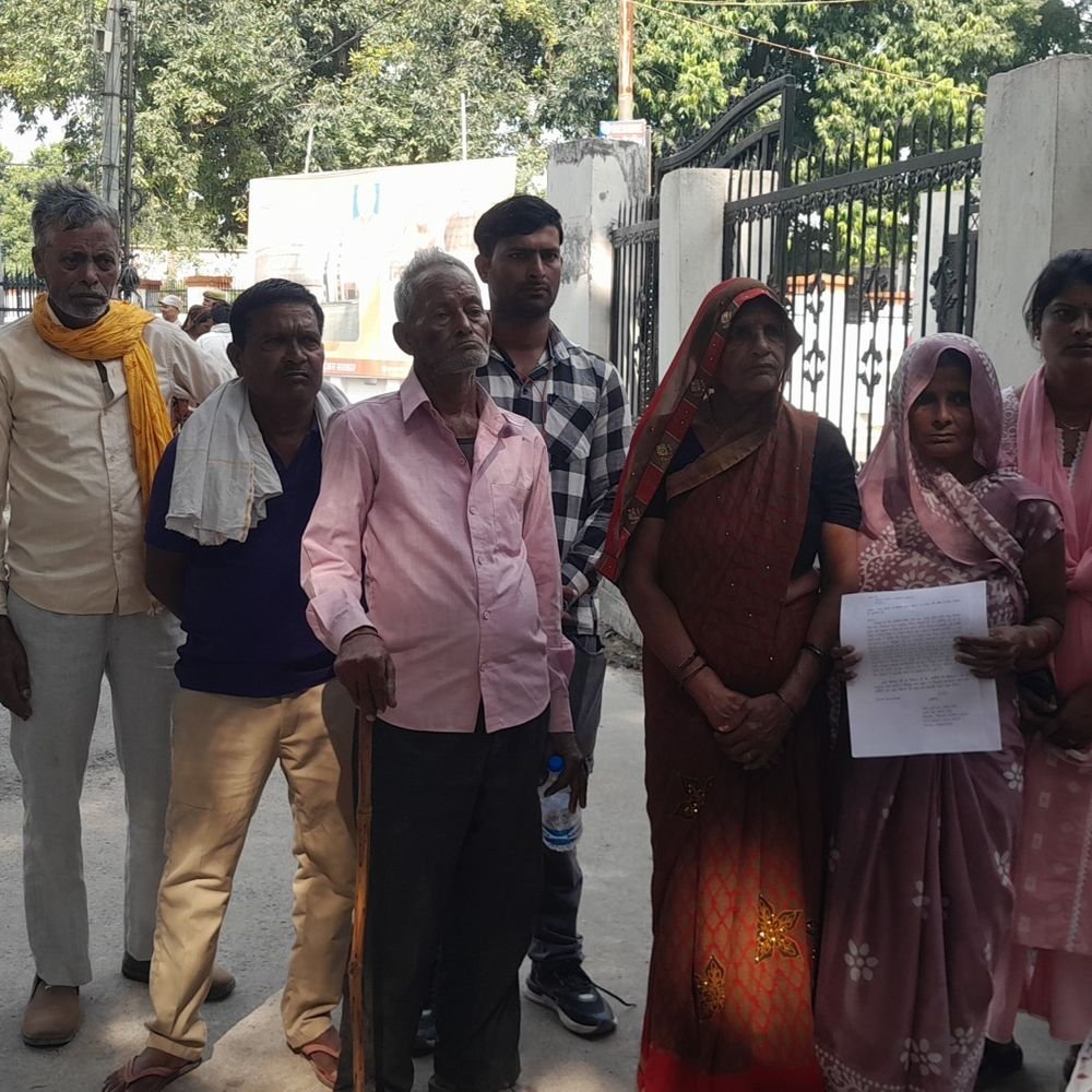 ग्राम प्रधान पर मकान की नींव तोड़ने का आरोप:मैनपुरी में पीड़िता ने एसपी से शिकायत कर न्याय मांगा