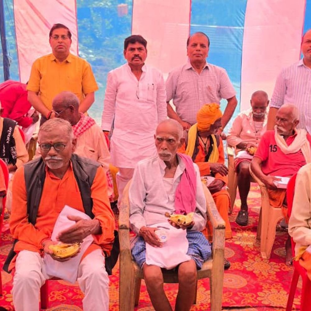 सोनभद्र में वृद्धाश्रम में लगा स्वास्थ्य शिविर:अंतर्राष्ट्रीय वृद्धजन दिवस पर बुजुर्गों की हुई निःशुल्क जांच