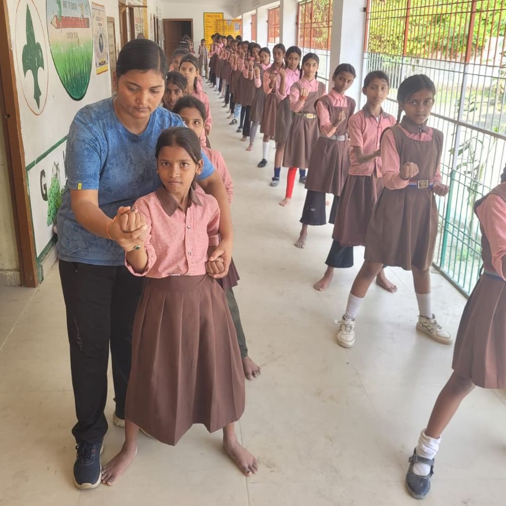 मिशन शक्ति में छात्राओं को आत्मरक्षा प्रशिक्षण:ताइक्वांडो प्रशिक्षक ने कराया आत्मरक्षा तकनीकों का व्यावहारिक अभ्यास