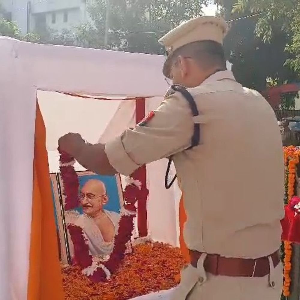 एसएसपी ने गांधी-शास्त्री जयंती पर पुलिसकर्मियों को दिलाई शपथ:मथुरा में मेडल देकर किया सम्मानित, चतुर्थ श्रेणी कर्मचारियों को कंबल भी बांटे गए