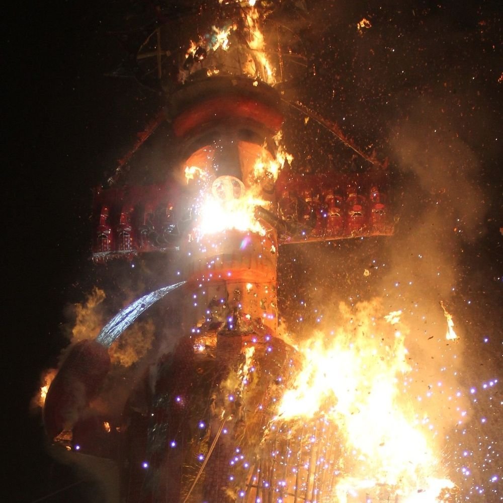 आगरा में धू-धू कर जला अहंकार का प्रतीक:1 मिनट में धराशायी हुआ रावण, जय श्रीराम से गूंजा रामलीला ग्राउंड