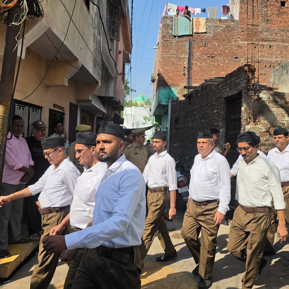 संभल में विजयदशमी पर RSS का पथ संचलन निकला:विवादित धार्मिक स्थल के निकट से होकर गुजरा, चार थानों की पुलिस