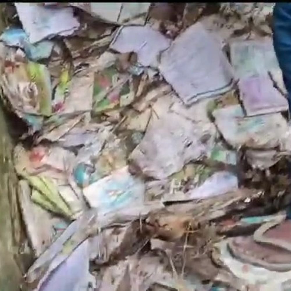 स्कूल में किताबें गड्ढे में मिलने पर प्रधानाध्यापक निलंबित:सीतापुर में वीडियो सामने आने के बाद कार्रवाई, DM के निर्देश पर जांच के बाद एक्शन