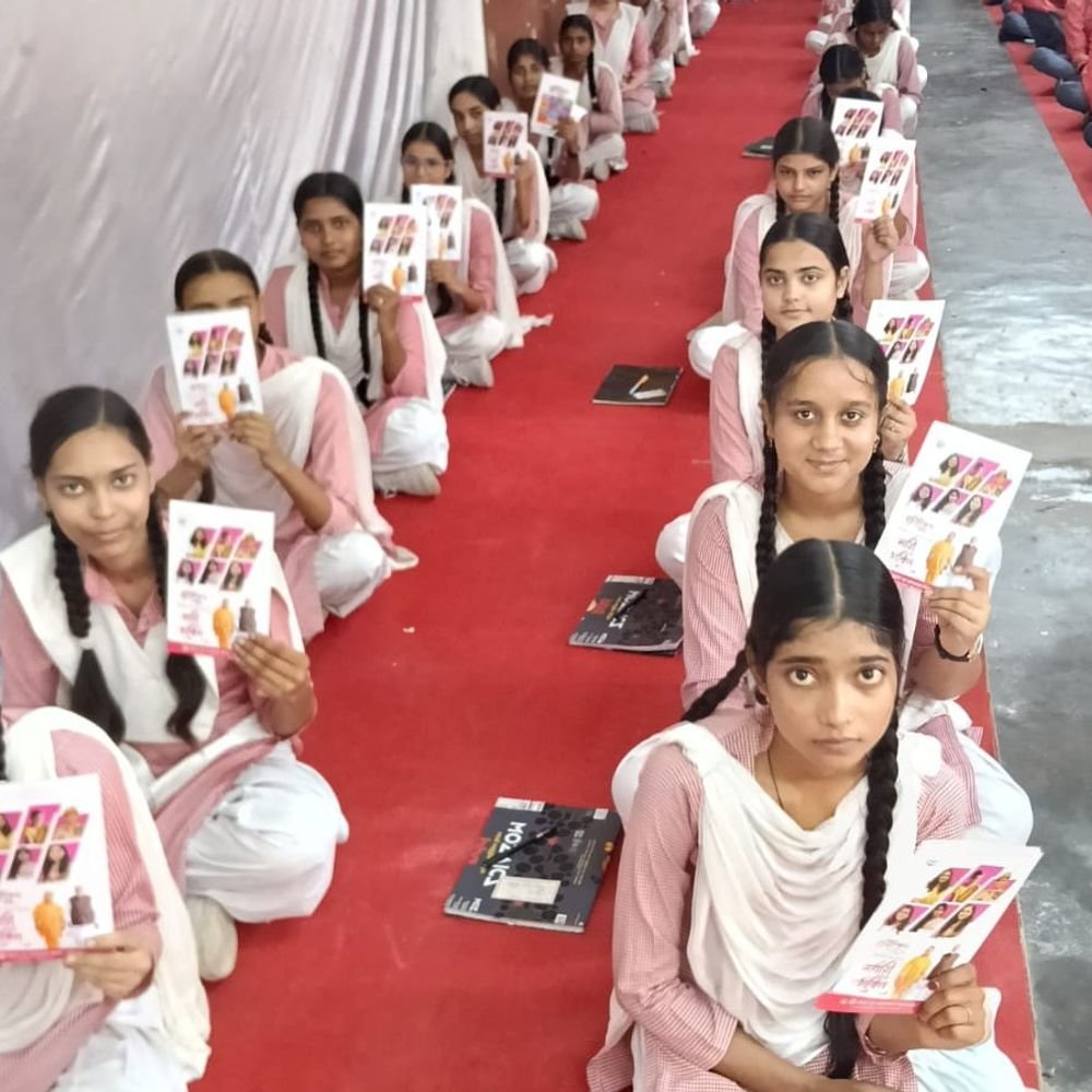 सीतापुर में मिशन शक्ति कार्यक्रम आयोजित:छात्राओं को साइबर सुरक्षा टिप्स दिए, महिला अपराध रोकथाम पर हुई चर्चा