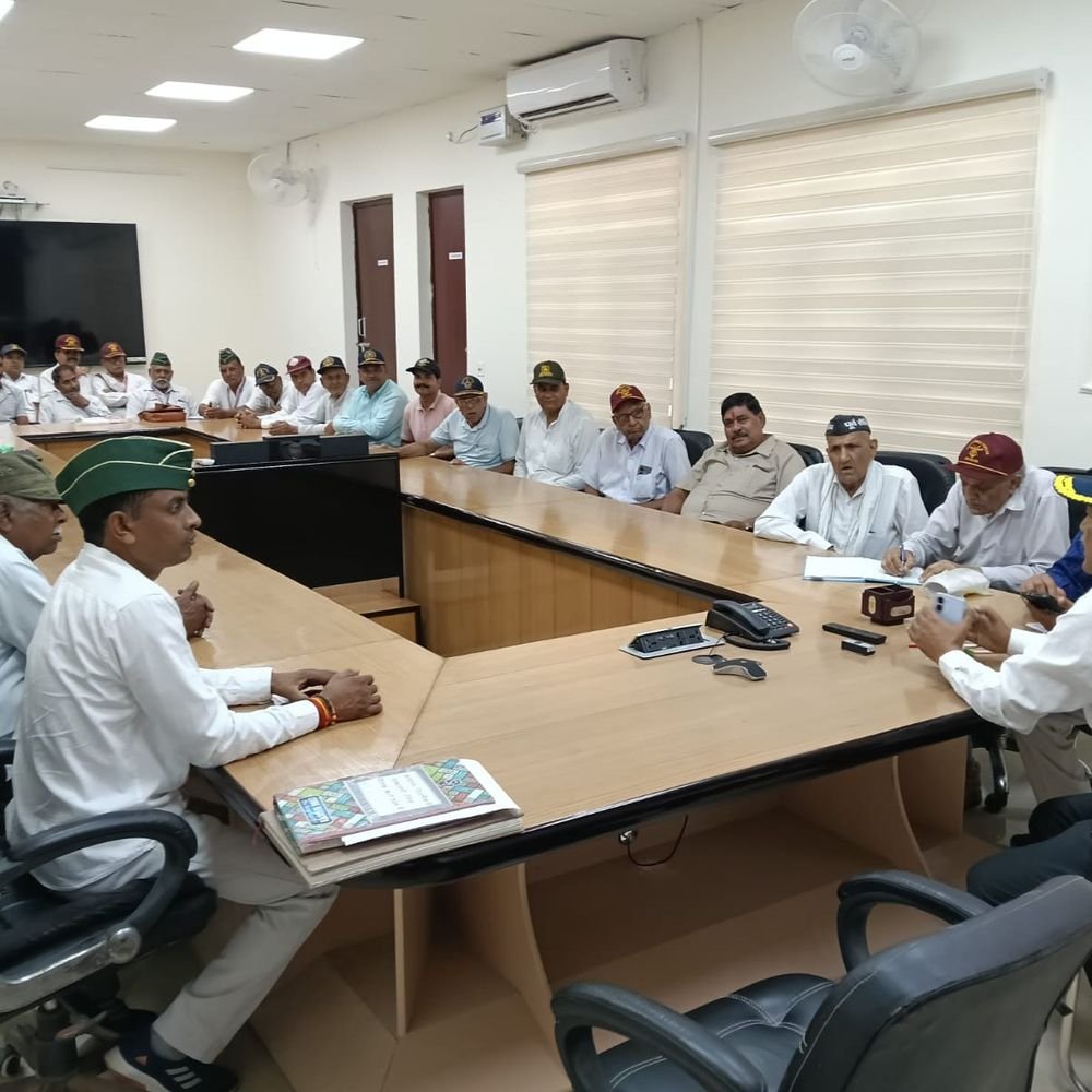 हापुड़ में पुलिस स्मृति दिवस पर पूर्व सैनिकों ने दी:शहीद पुलिसकर्मियों को नमन कर दो मिनट का मौन रखा