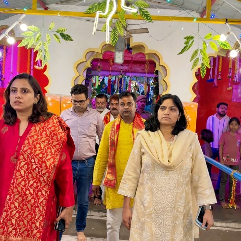 DM और SP भीड़ प्रबंधन,आवाजाही श्रद्धालुओं की ली जानकारी:श्रद्धालुओं की सुविधा, महिलाओं की सुरक्षा और दर्शन व्यवस्था के लिए दिए निर्देश।