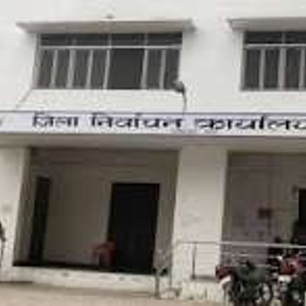 लखीमपुर खीरी में निर्वाचन कार्यालय की कुर्की:75 लाख बकाया न देने पर कोर्ट के आदेश पर फर्नीचर जब्त, 2000 से नहीं मिला था भुगतान