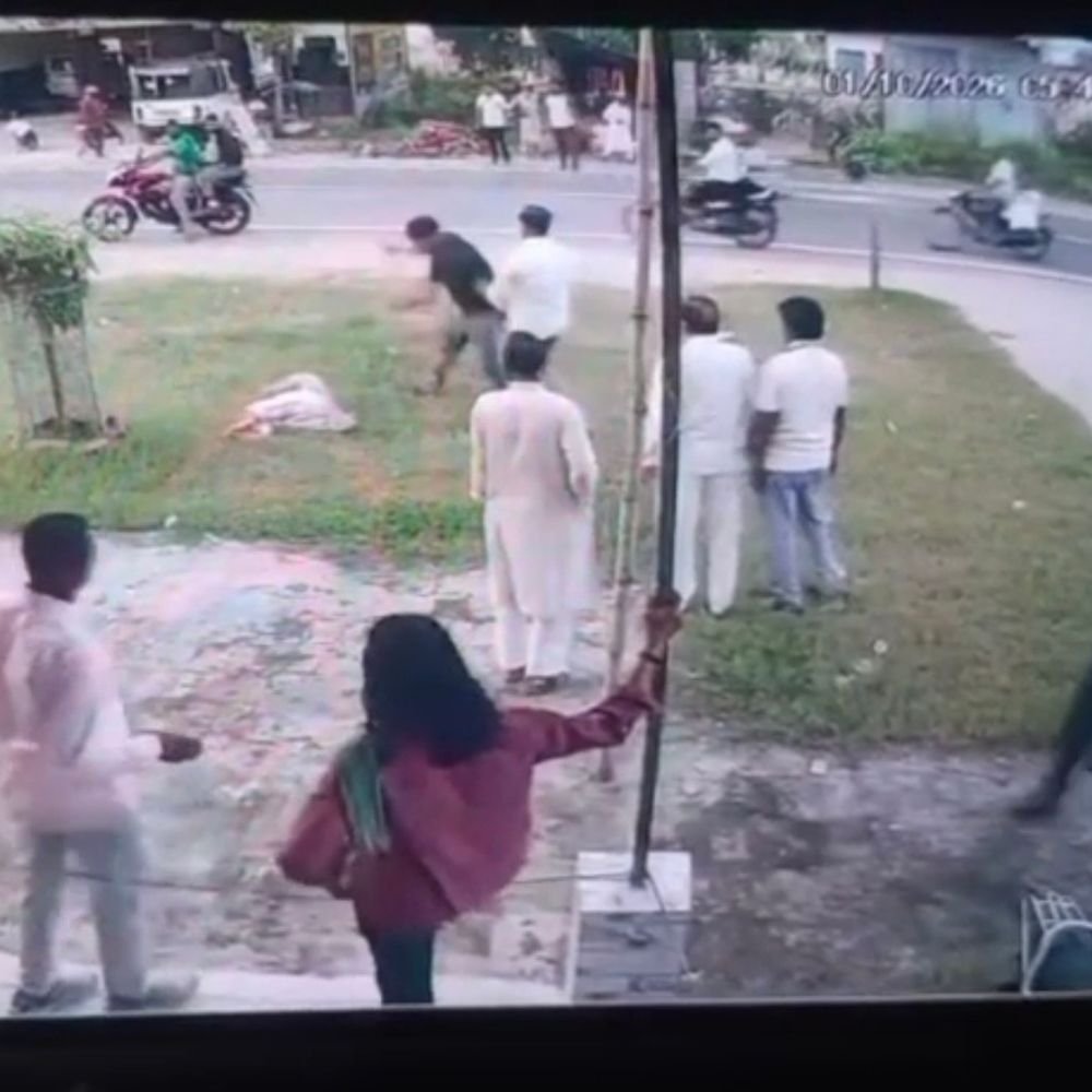 युवक को दौड़ाकर बेल्ट से पीटा, VIDEO:15 सेकेंड में 8 बार किया हमला, लोगों ने बीच-बचाव कर बचाया