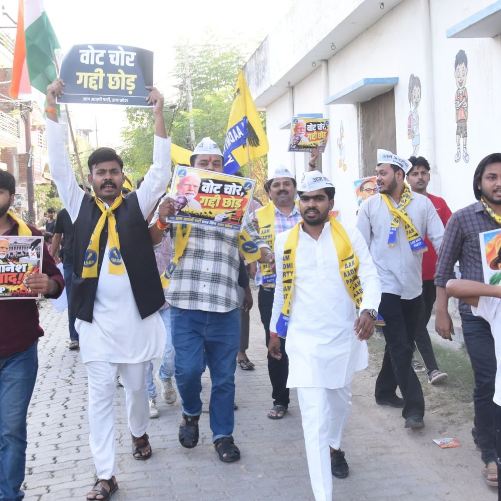 लखनऊ में AAP छात्र विंग ने निकाली पद यात्रा:'वोट बचाओ लोकतंत्र बचाओ' का नारा लगाया, प्रदेश अध्यक्ष बोले- वोट सुरक्षित रहना जरूरी