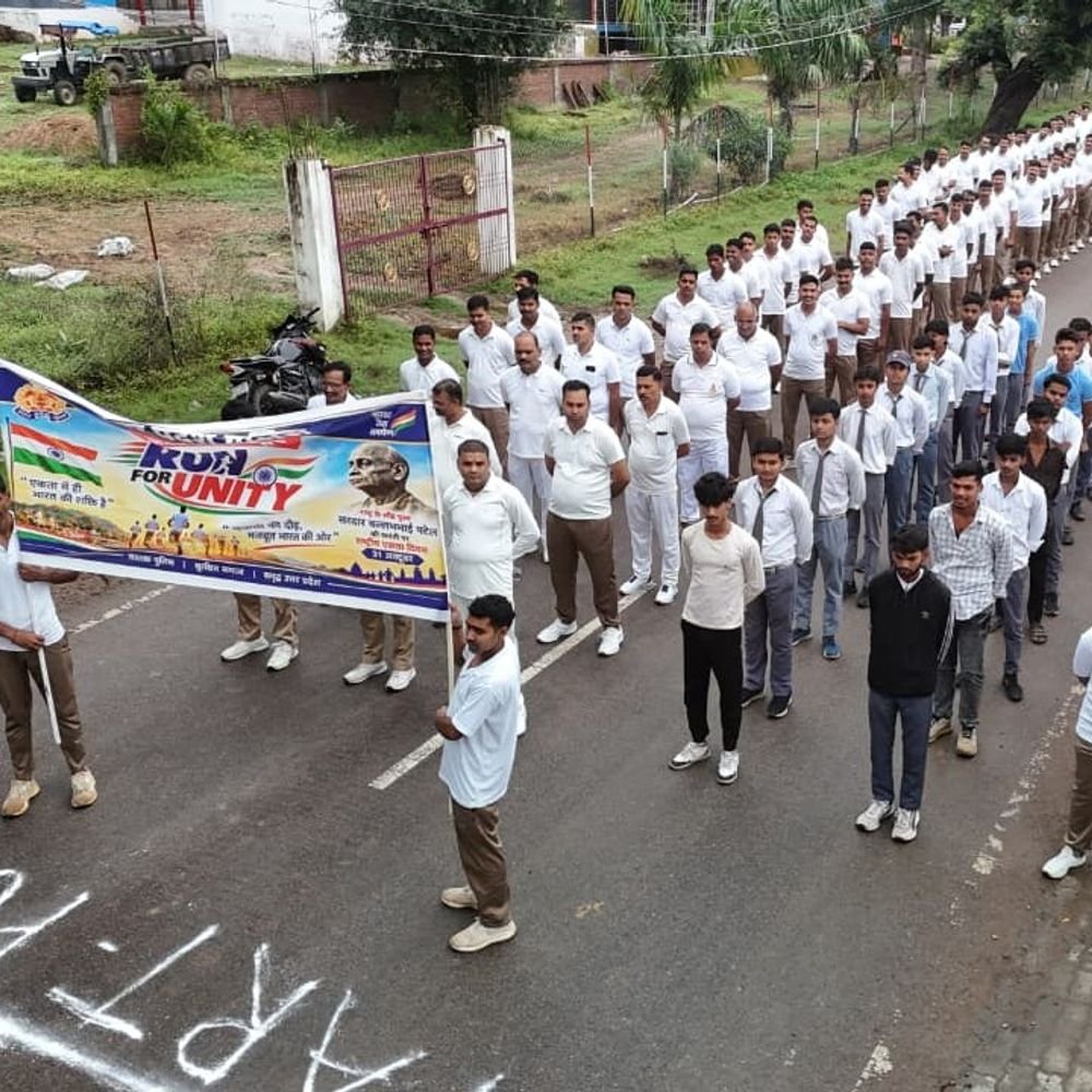 चित्रकूट में रन फॉर यूनिटी दौड़:सिपाही सर्वजीत और महिला सिपाही पूनम पटेल अपने वर्ग में फर्स्ट रहे