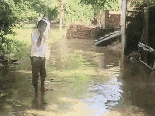 लखनऊ में बाढ़, 40 हजार घरों में 4-5 फीट पानी:कृष्ण लोक कॉलोनी से नंदपुरम तक जलभराव, मकान की दीवार गिरी, घर छोड़ रहे लोग