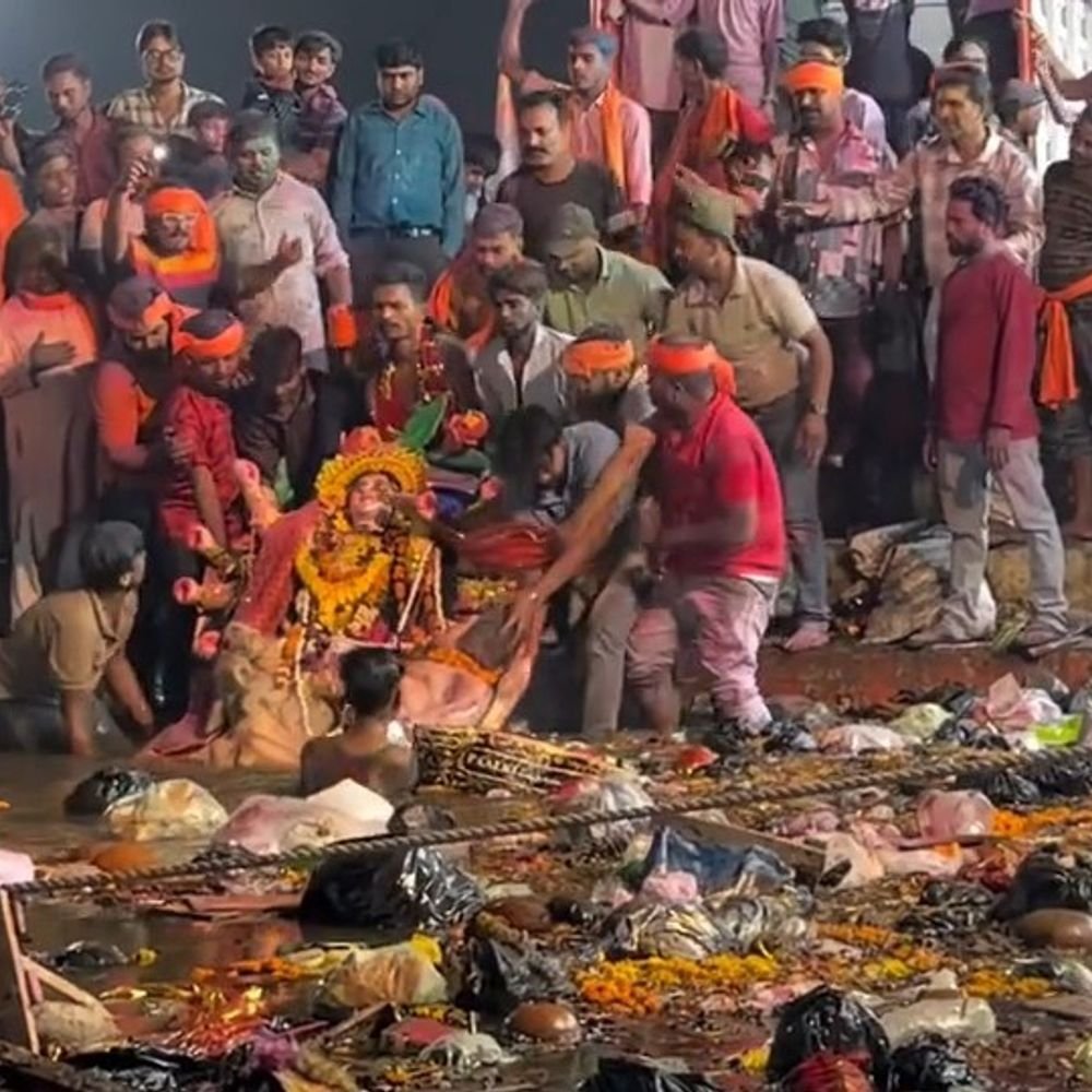 गोंडा में 1800 प्रतिमाओं का विसर्जन:गोंडा में रातभर चला दुर्गा प्रतिमा विसर्जन, सुबह 4 बजे तक खैरा भवानी और सरयू घाट पर रही भीड़