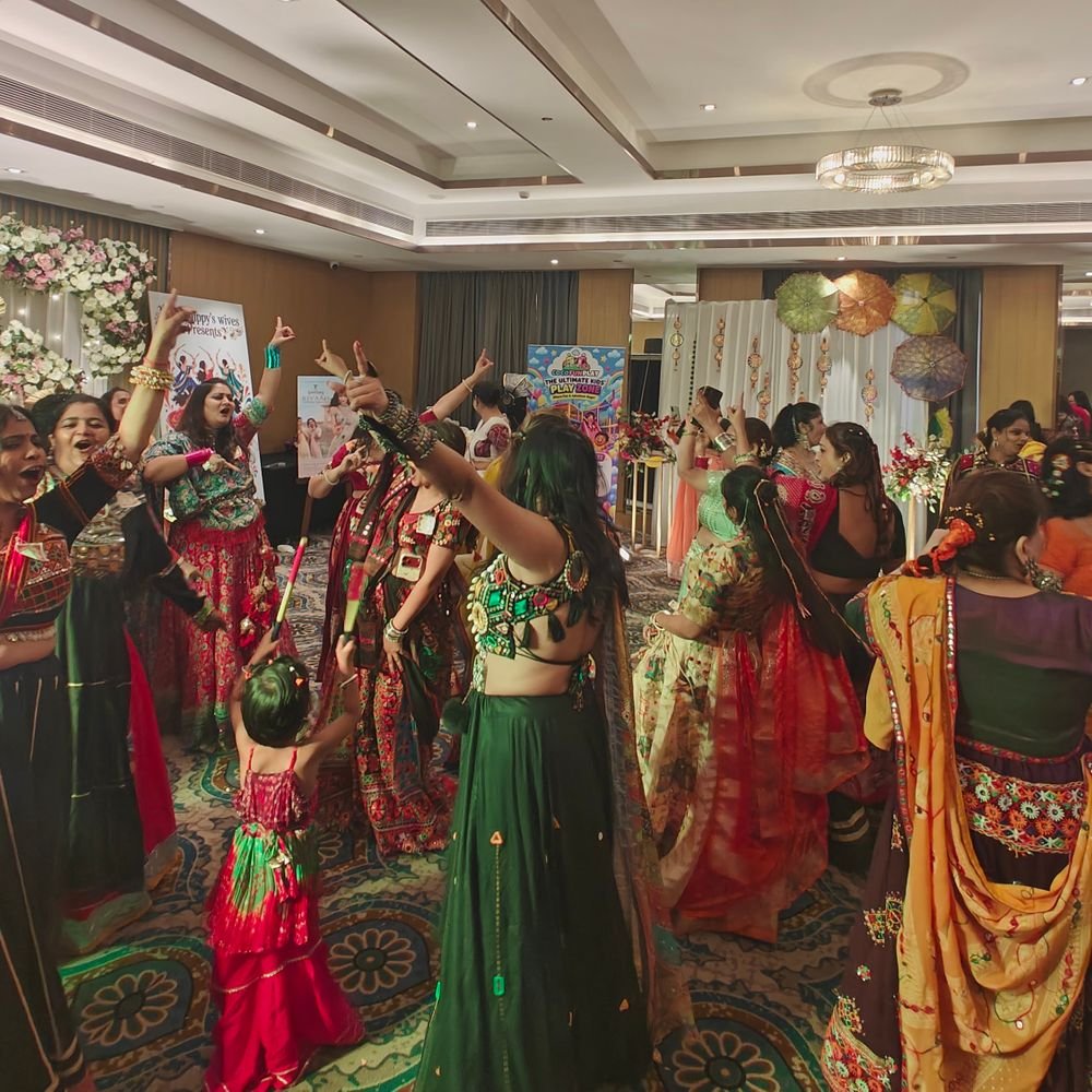 शिप्पी वाइव्स ने डांडिया लेडीज इवनिंग का आयोजन किया:पार्क इन में महिलाओं ने डांस-गेम्स का आनंद लिया, अनाथालय को दान होगी राशि