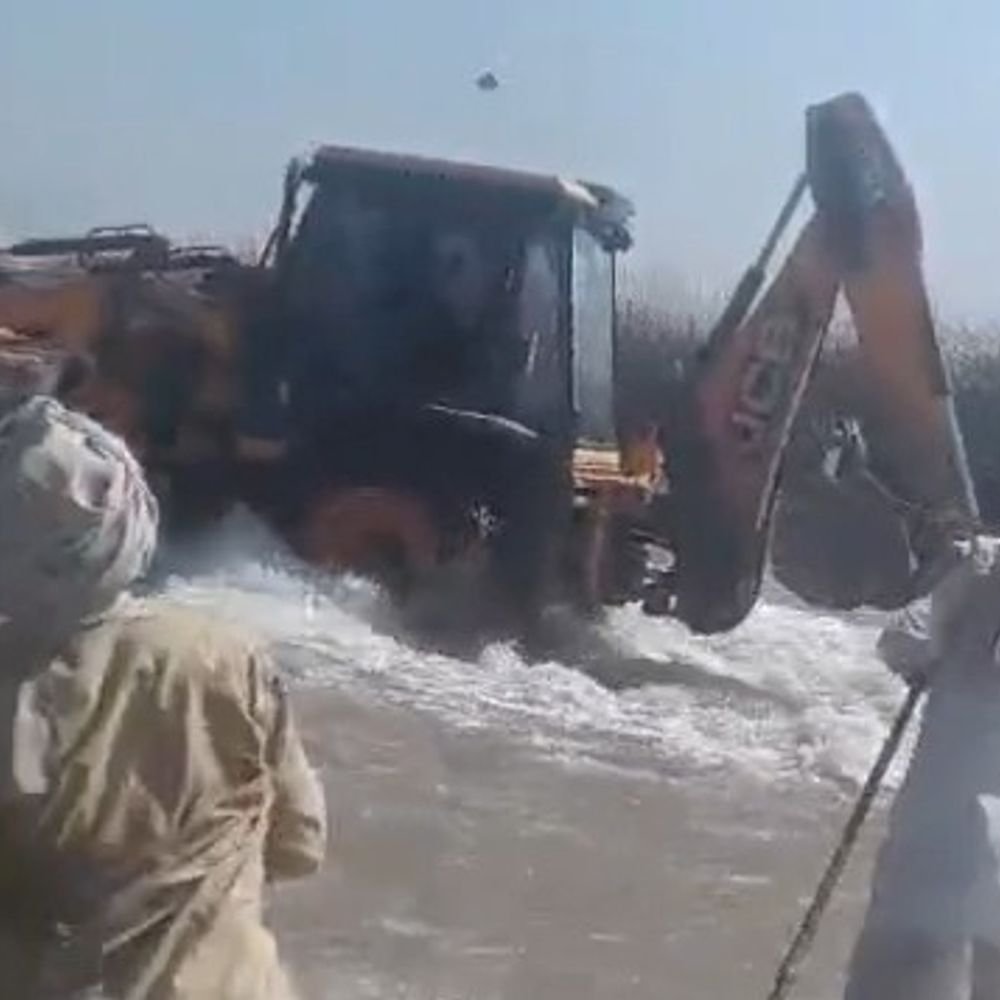 हरियाणा के माफिया यूपी में कर रहे अवैध खनन:ग्रामीणों ने खनन माफियाओं को दौड़ाया, जेसीबी-डंपरों पर पथराव
