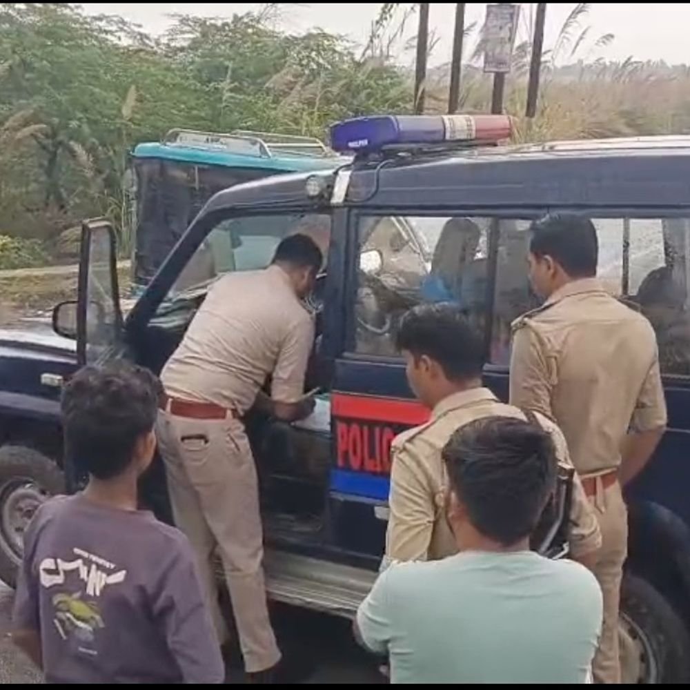 कार की टक्कर से बाइक सवार तीन लोग घायल:बुलंदशहर में पति-पत्नी और 3 साल का बेटा हायर सेंटर रेफर