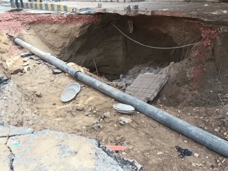 24 घंटे बाद भी नहीं भरा 10 फीट गहरा गड्ढा:लोग बोले शहर में कब कौनसी सड़क धंस जाए, नहीं पता