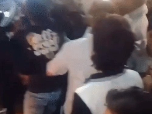 बागपत में वाहन टकराने पर दो पक्षों में जमकर मारपीट:पुलिस की मौजूदगी में भी चले लात-घूंसे, तीन पर कार्रवाई