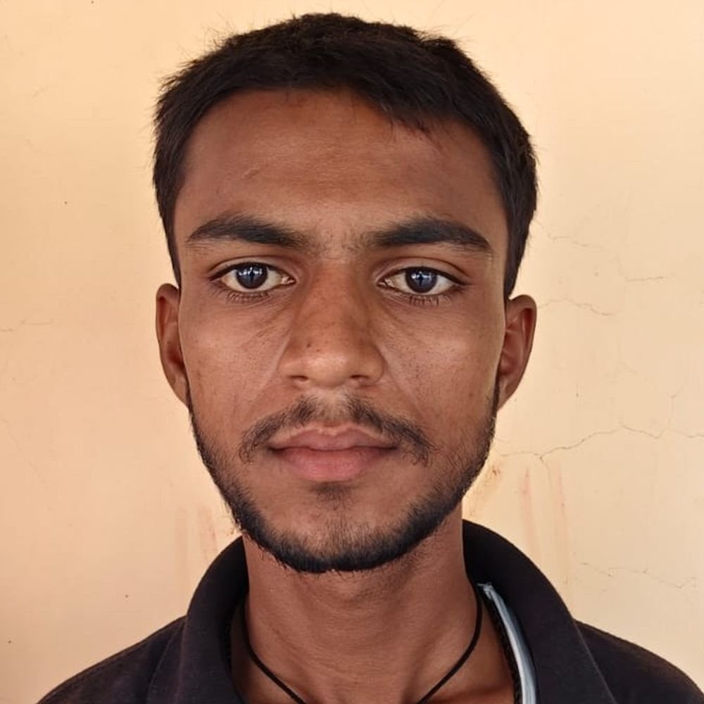 प्रयागराज में सड़क के गड्ढे से हादसा, युवक की मौत:बाइक पेड़ से टकराई, दूसरा साथी पटरी पर गिरने से बचा; ग्रामीणों में गुस्सा