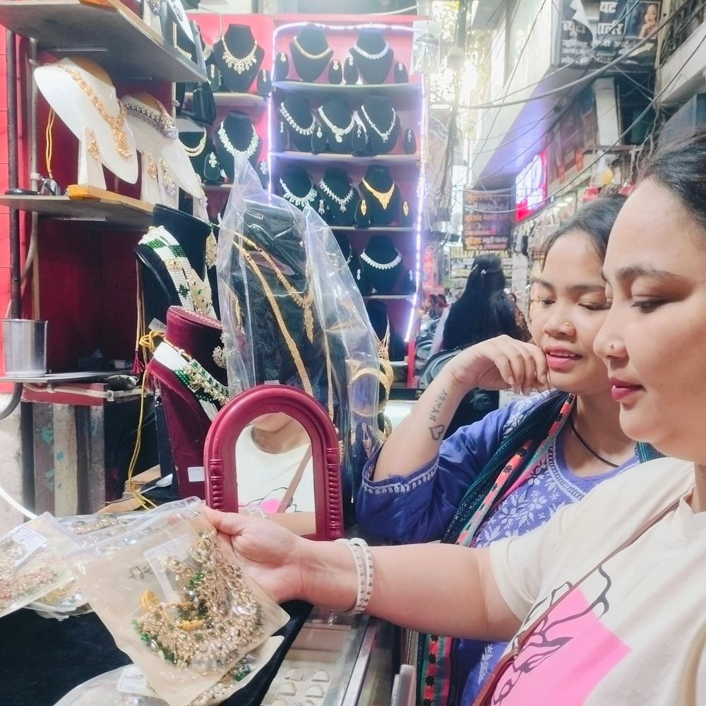 करवाचौथ से पहले बाजारों में बढ़ी खरीदारी:महिलाएं मेहंदी लगवा रहीं, कपड़ों से मेल खाते झुमके, हार और चूड़ियां खरीद रहीं