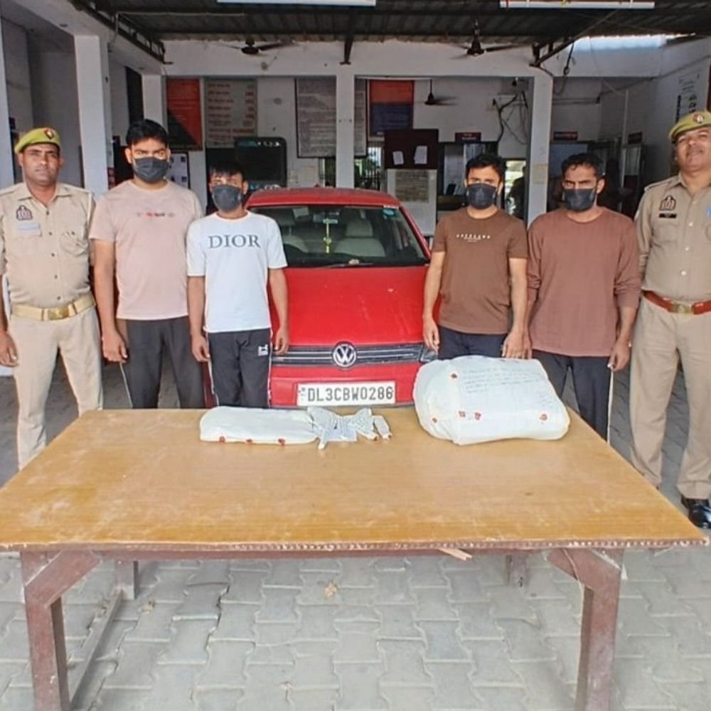हापुड़ में गौकशी के मामले में चार आरोपी गिरफ्तार:दो तमंचे, दो चाकू और कार बरामद, छह जिलों में दर्ज 25 मुकदमे