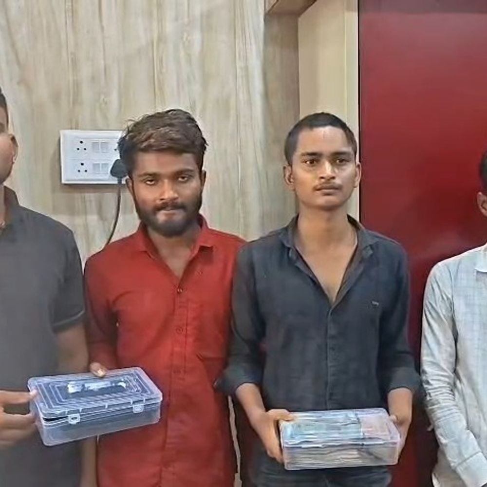 चंदौली में मिनी बैंक लूट के 4 आरोपी गिरफ्तार:2.87 लाख रुपए बरामद, असलहे के बट से हमला कर लूटा था कैश