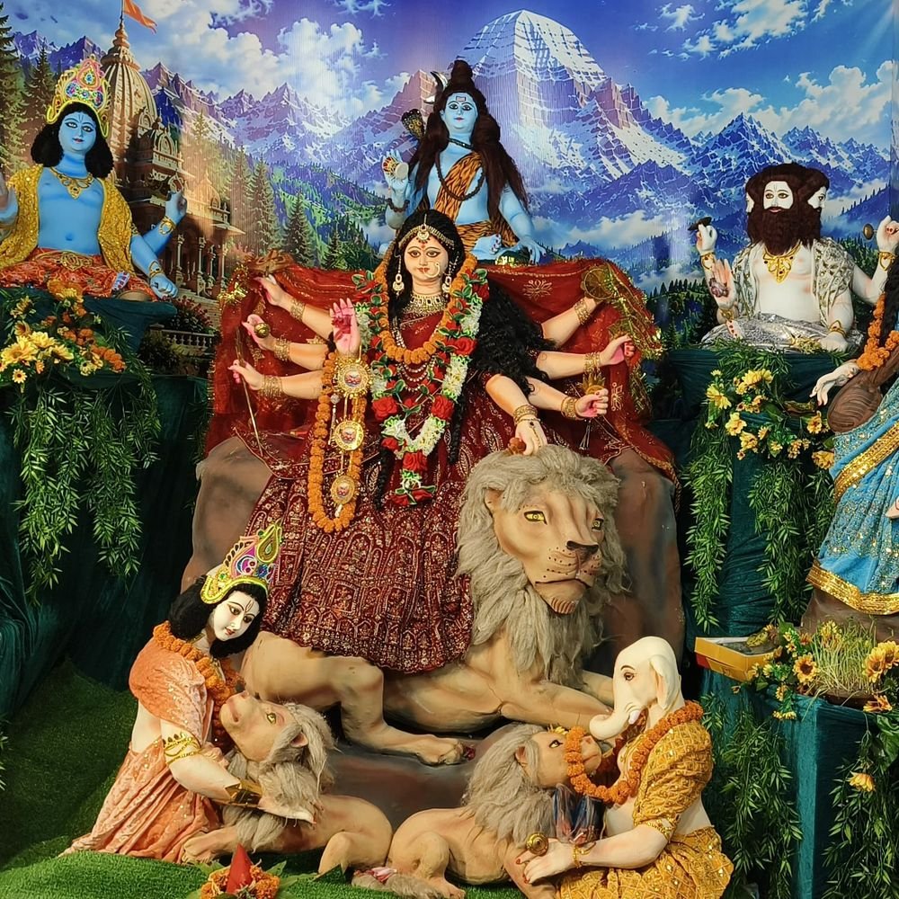 कुशीनगर में महाअष्टमी पर पूजा पंडालों में उमड़े श्रद्धालु:आकर्षक रोशनी से जगमगाया शहर, पुलिस गश्त के साथ तैनात रही फायर ब्रिगेड